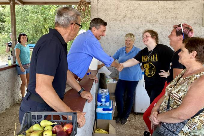 Predsednik Pahor danes obiskal Kras in izrazil hvaležnost vsem, ki sodelujejo pri gašenju požara in odpravi posledic